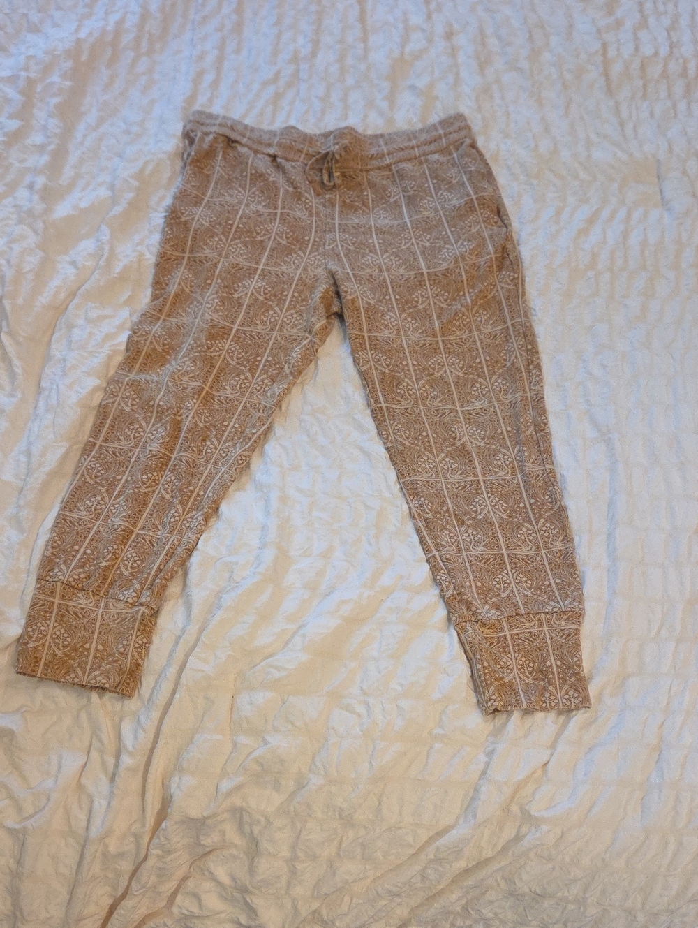 kate quinn Tan Printed Jogger Capris with White Pattern